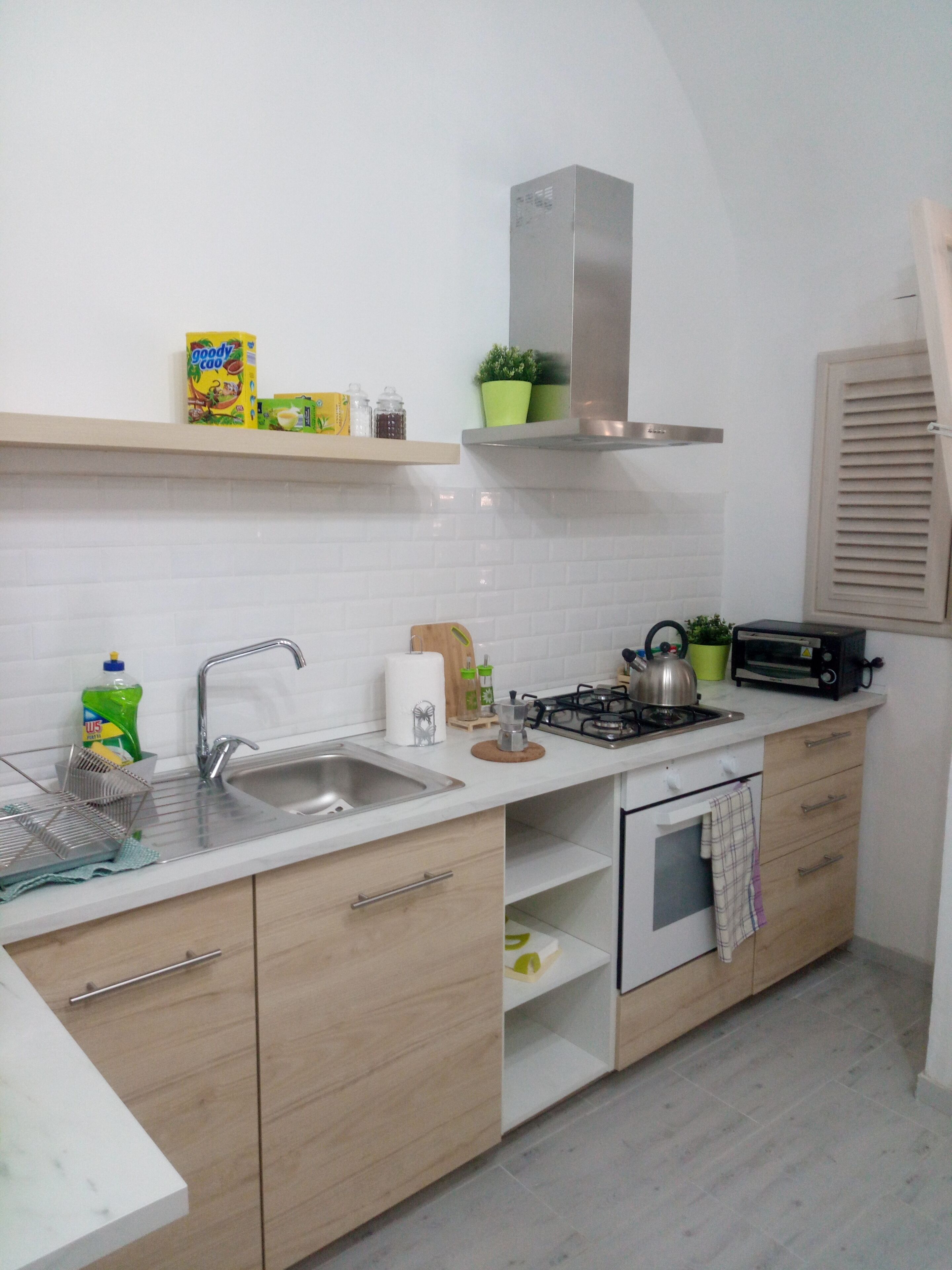 Fridge, oven, stovetop, coffee/tea maker