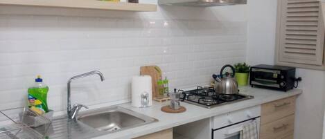 Geladeira, fogão, cooktop, cafeteira/chaleira