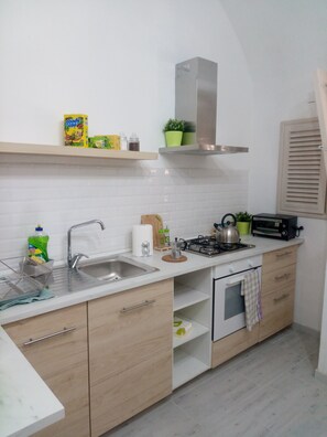 Kühlschrank, Ofen, Herdplatte, Wasserkocher mit Kaffee-/Teezubehör