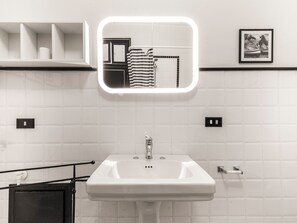 Badewanne, Haartrockner, Bidet, Handtücher