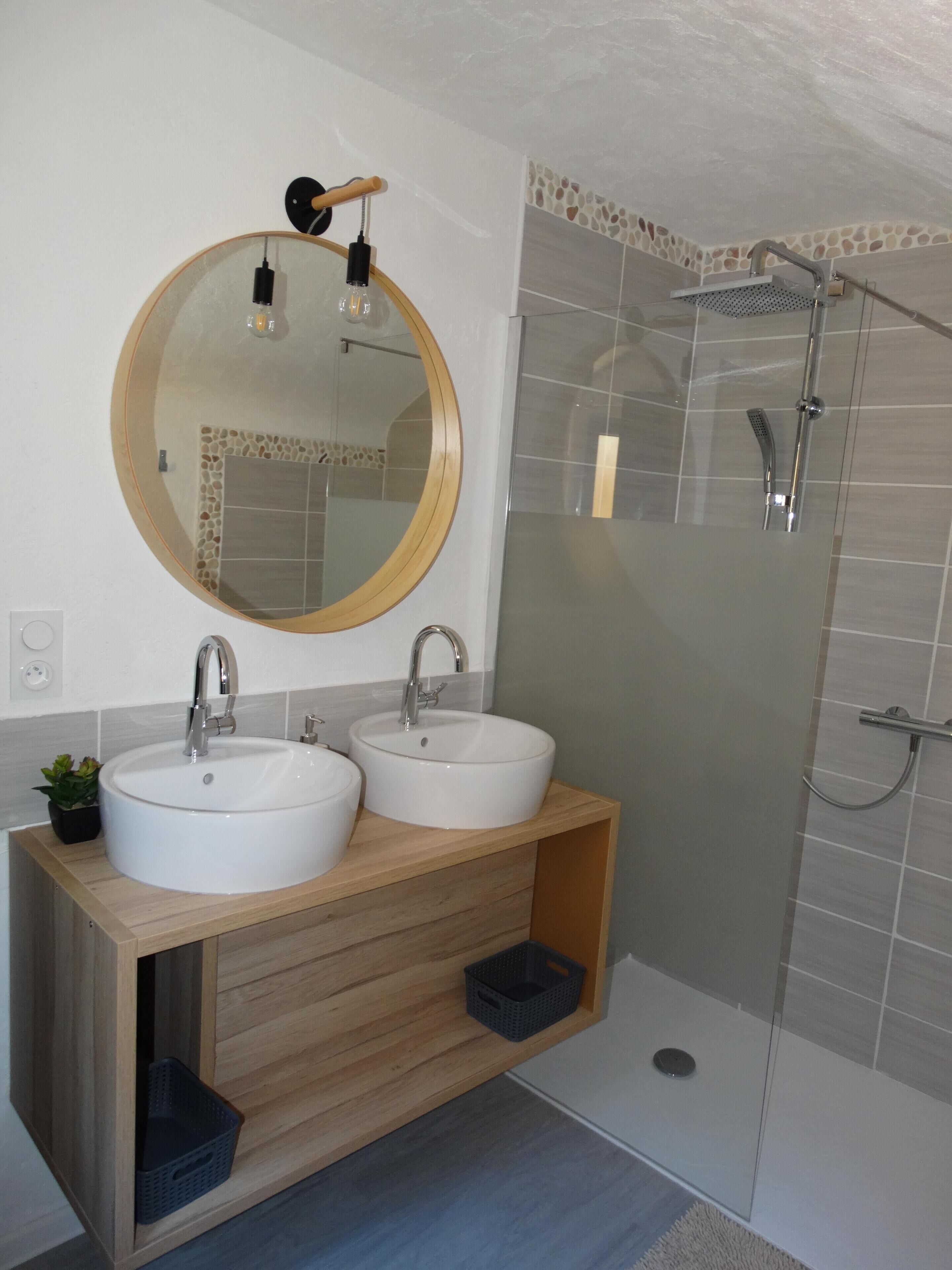 Douche, sèche-cheveux, savon, papier toilette