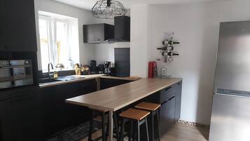 Réfrigérateur, micro-ondes, plaque de cuisson, lave-vaisselle