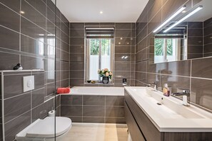 Bathtub, hair dryer, towels - LA VENCIANNE II VI4139 by RIVIERA HOLIDAY HOMES (Vence)