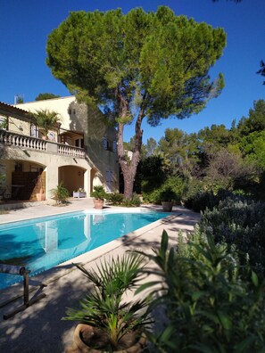 Outdoor pool - Independent apartment in Languedoc villa with panoramic views (Combaillaux)