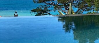 Piscina panorámica de la villa con vistas al mar, excepto a 5 minutos a pie de la playa y el puerto