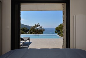 View from property - Superb villa overlooking the bay, panoramic sea view, swimming pool, beach 5min (Saint-Cyr-Sur-Mer)
