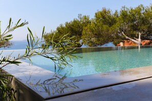 Outdoor pool, a heated pool - Superb villa overlooking the bay, panoramic sea view, swimming pool, beach 5min (Saint-Cyr-Sur-Mer)
