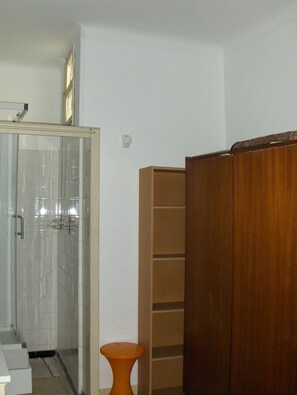1 quarto, ferros/tábuas de passar roupa
