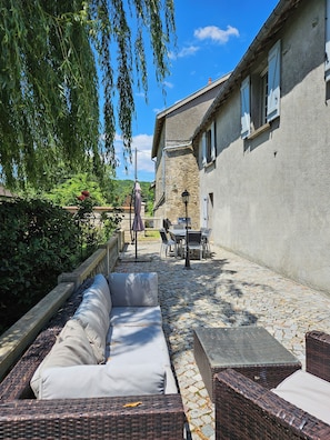 Outdoor dining - Character house 18 ° century "Les Cédres" (Andelot-Blancheville)