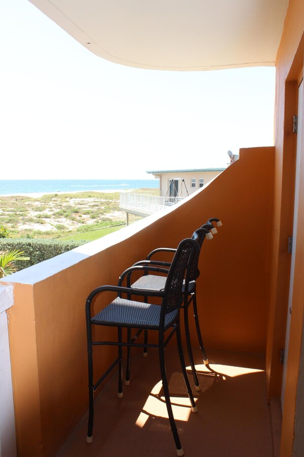 Property grounds - BEACHFRONT COMPLEX! ONLY STEPS TO THE OCEAN Full Kitchen Free parking (Pompano Beach)