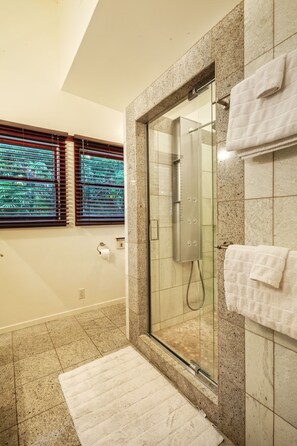 Baignoire, sèche-cheveux, bidet, serviettes fournies