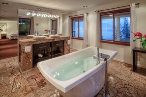 Bathtub, hair dryer, bidet, towels - Absolute Oceanfront in Hilo! Read our Reviews!  (Hilo)