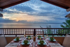 Outdoor dining - Absolute Oceanfront in Hilo! Read our Reviews!  (Hilo)