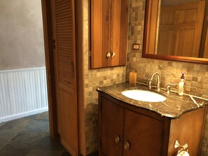 Ensemble baignoire-douche, séchoir à cheveux, serviettes fournies