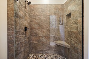 Combined shower/tub, hair dryer, towels - Trails End Retreat - Perfect Retreat Luxury Home, Guest Quarters, A/C, Foosball, Ping Pong (Bend)