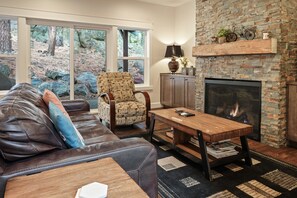 テレビ、暖炉、DVD プレーヤー、テーブルサッカー台