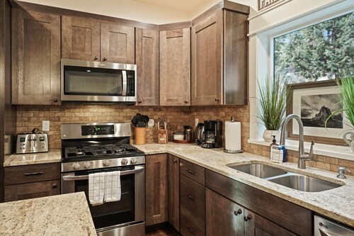 Trails End Retreat - Perfect Retreat Luxury Home, Guest Quarters, A/C, Foosball, Ping Pong