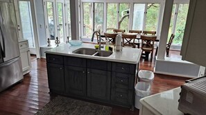 Fridge, microwave, oven, stovetop - Charming, family friendly and updated kitchen (Kiawah Island)