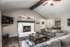 Smart TV, fireplace, DVD player, books - Villa Ruidoso (Ruidoso)