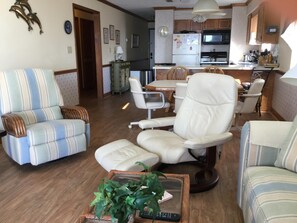 Living area - OCEAN FRONT  Condo Surfwatch II number 401 (Surfside Beach)