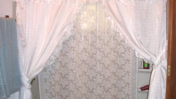 Ensemble douche/baignoire, sèche-cheveux, serviettes fournies, savon