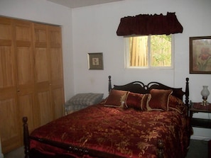 2 bedrooms, desk, iron/ironing board, free WiFi - Book Today!  Spectacular Mountain Views! (East Glacier Park)