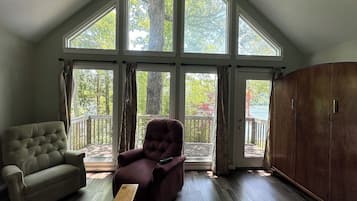 Smart TV, fireplace, DVD player, books