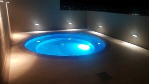 Bathtub spa outdoor
