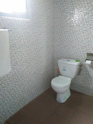 Comfort Double Room | Bathroom | Shower, rainfall showerhead, towels, soap