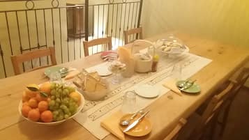 Tägliches Frühstücksbuffet (10 EUR pro Person)