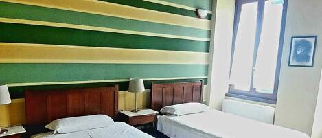 Traditional Double Room | Dihias secara berasingan, dilengkapkan perabot secara berasingan