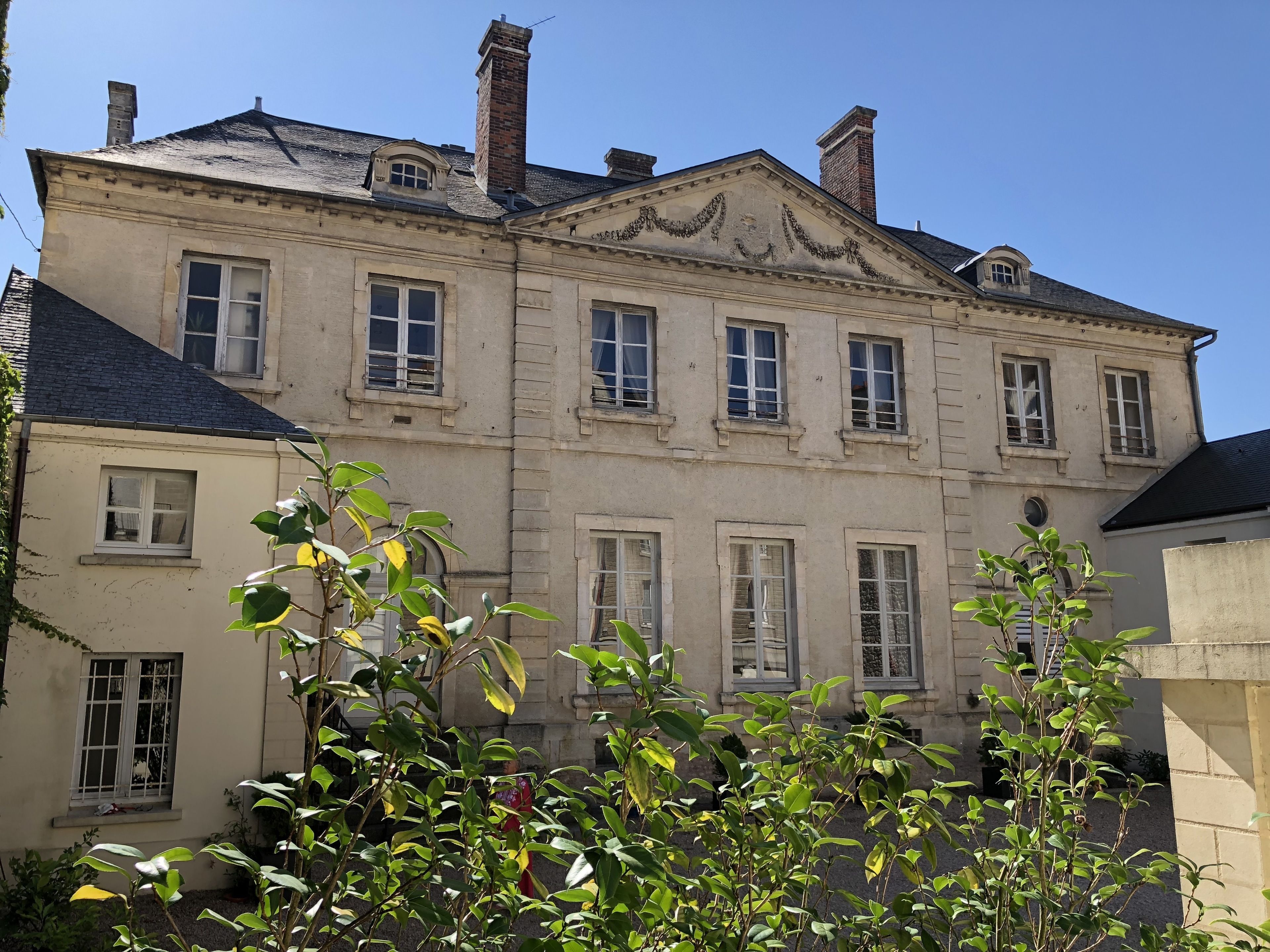 Un bâtiment historique doté de nombreuses fenêtres et d’une façade symétrique.