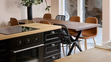 Full-size fridge, oven, stovetop, dishwasher