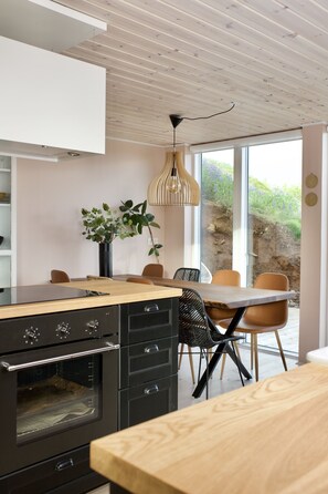 In-room dining - Designers Villa near Alafoss Waterfall (Mosfellsbær)