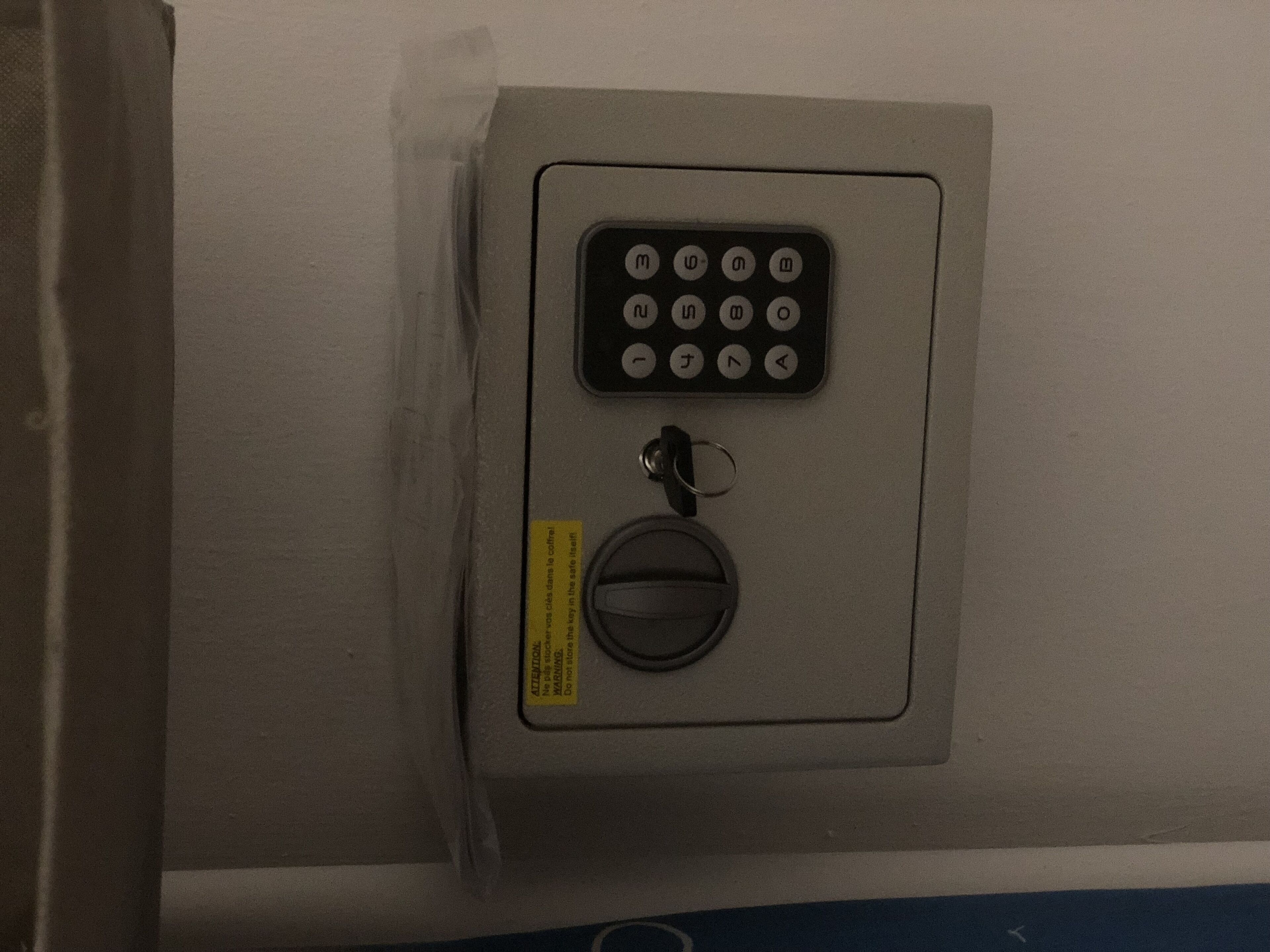 Una caja fuerte con teclado y llavero.