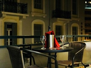 Outdoor dining - Athenaeum Boutique Residence 100m to Acropolis Museum (Athina)