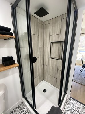 淋浴设施、吹风机、毛巾