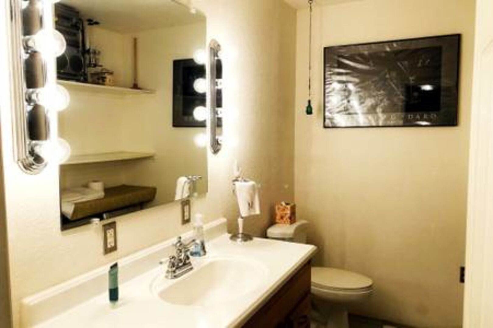 Chuveiro, secador de cabelo, toalhas de banho, sabonete