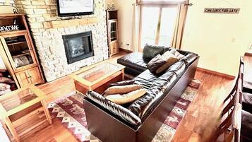 Smart TV, chimenea, reproductor de DVD y libros