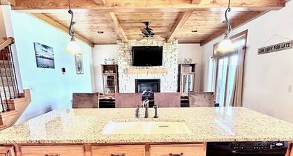 Lake Puckaway Getaway - Makellose zweistöckige Wohnung direkt am See mit 5% Ermäßigung ab 7 Nächten