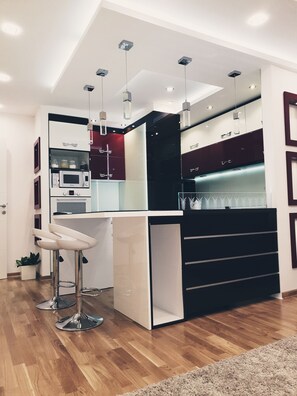 Fridge, microwave, oven, stovetop - Belgrade Sunshine Apartment (Belgrade)