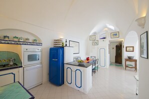 Frigorifero, forno, piano cottura, lavastoviglie
