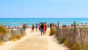 Nära stranden och solstolar