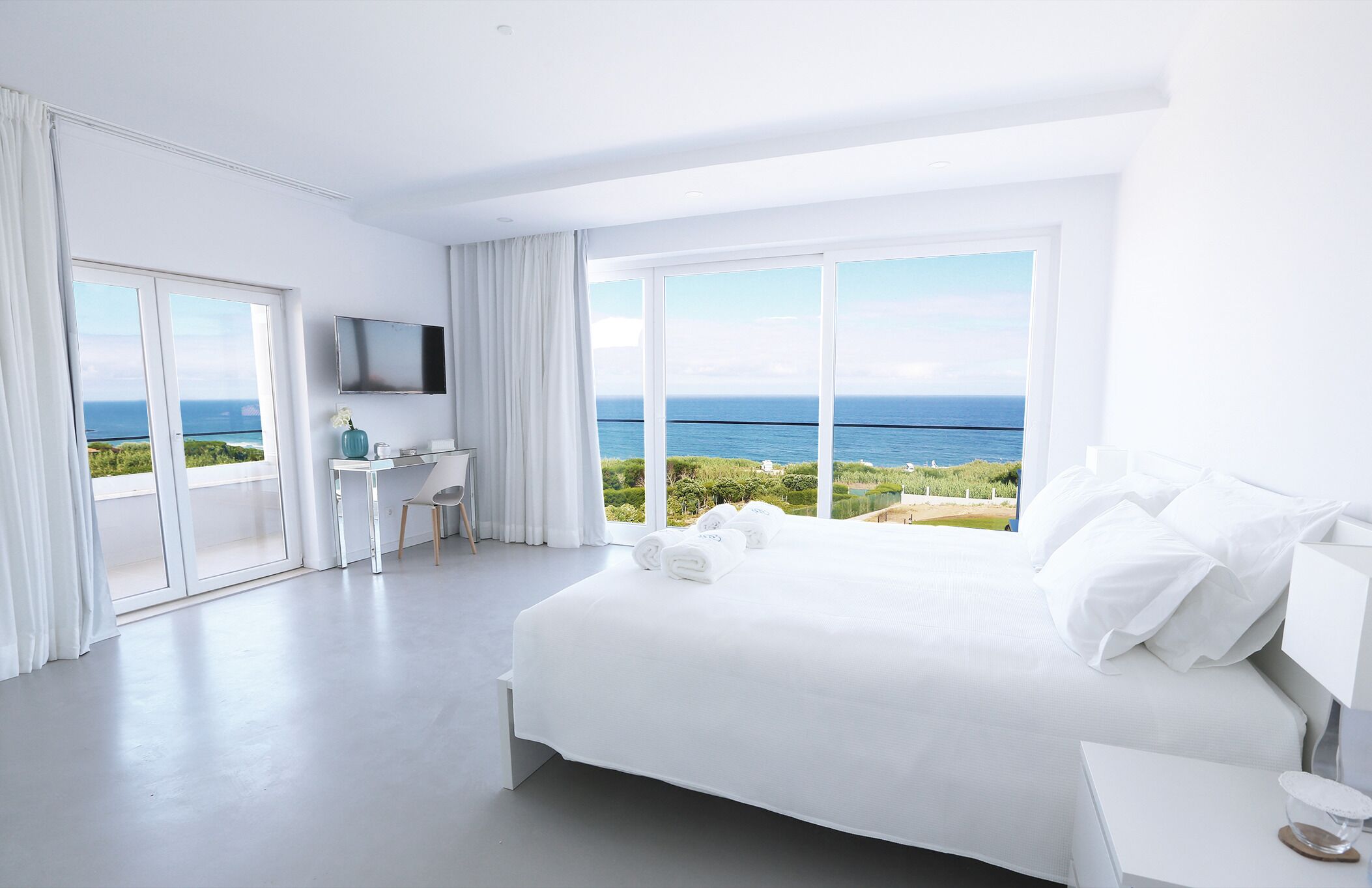 5 chambres, bureau, fer et planche à repasser, lit parapluie