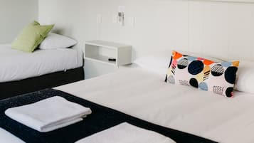 Habitación triple Confort | Ropa de cama de alta calidad y tabla de planchar con plancha