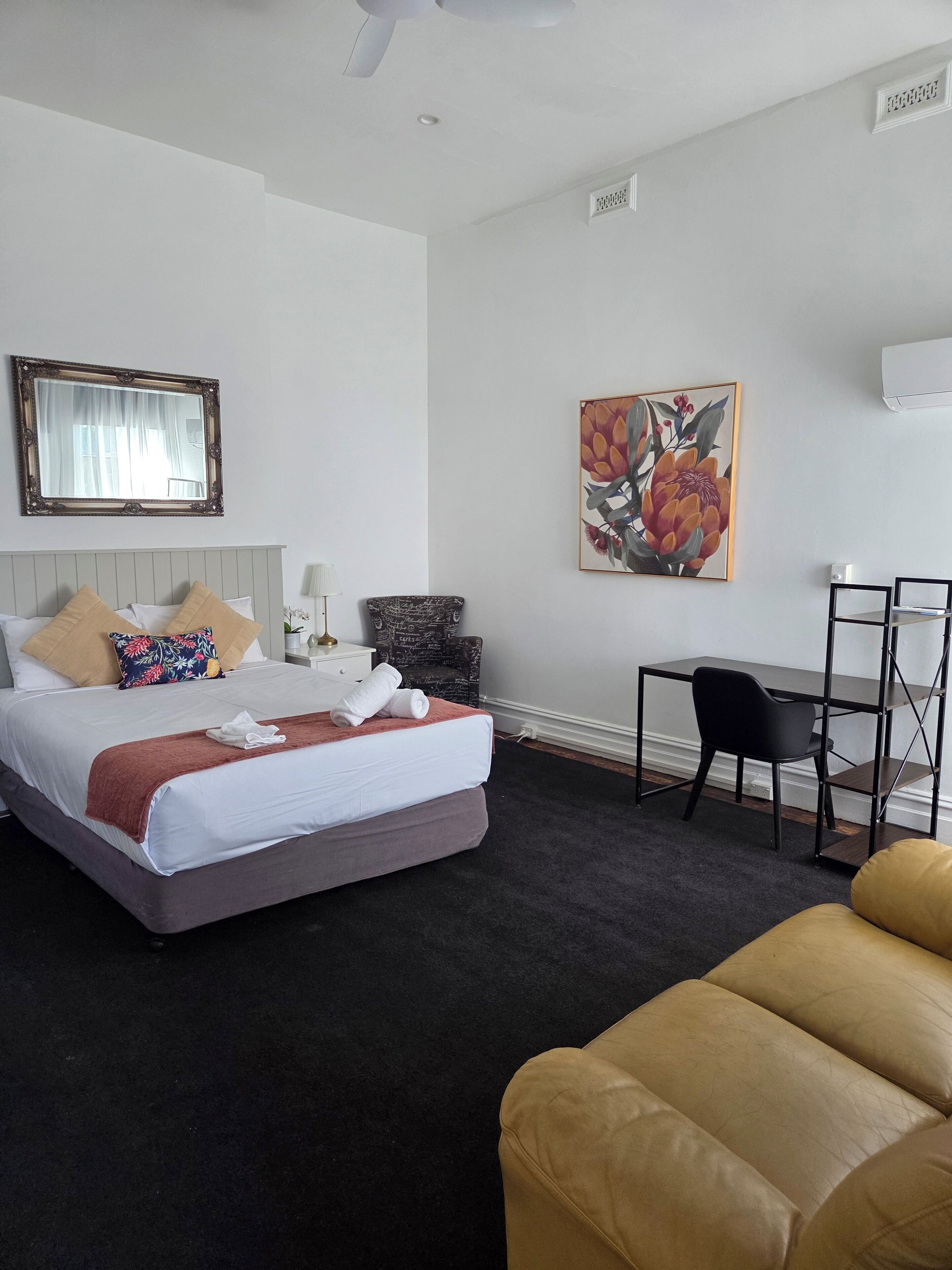 Comfort Studio Suite | Iron/ironing board, free WiFi, bed sheets