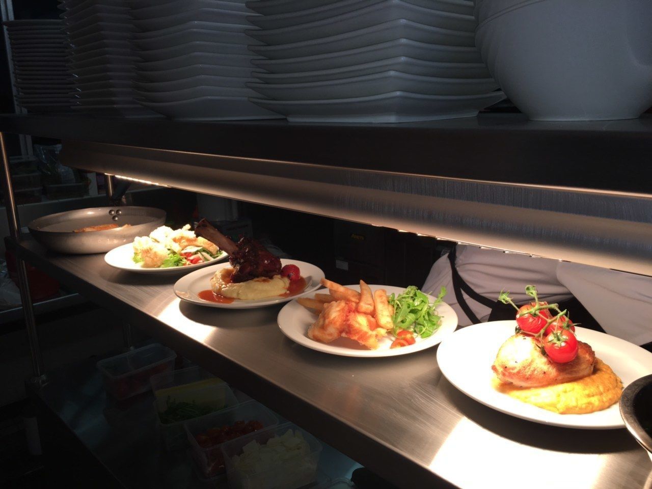 Serveert lunch en diner, lokale gerechten