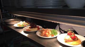 Se sirven comidas, cenas y cocina local