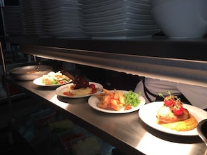Lunsj og middag serveres