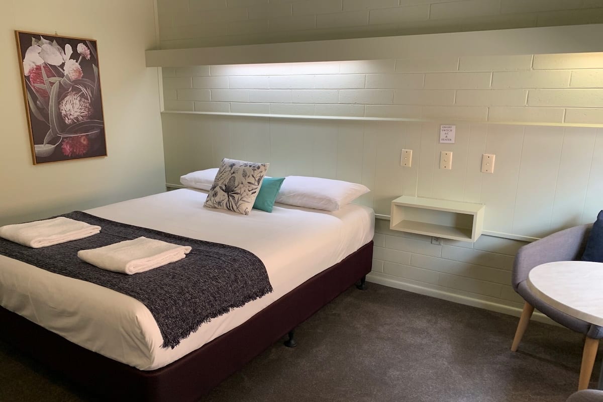Comfort Room, 1 Queen Bed, Accessible | Premium bedding, iron/ironing board, free WiFi, bed sheets